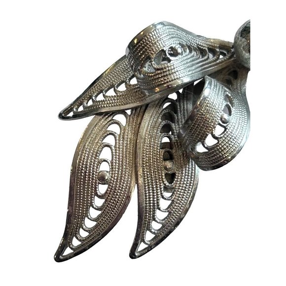 Vintage Signed Kramer Brooch Pin Silvertone Bow Filigree Ornate 3" - Picture 4 of 6